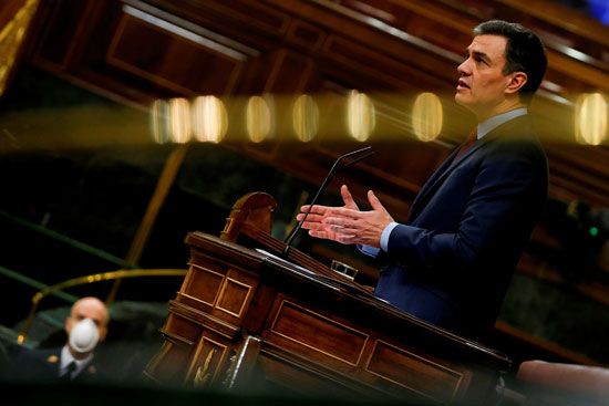 رئيس الوزراء الإسباني سانشيز يتحدث خلال جلسة حول كورونا في البرلمان بمدريد