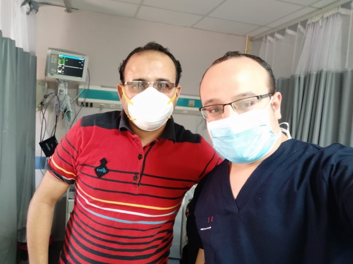 الدكتور عماد عطا طبيب بالحجر مع الطبيب المتعافي