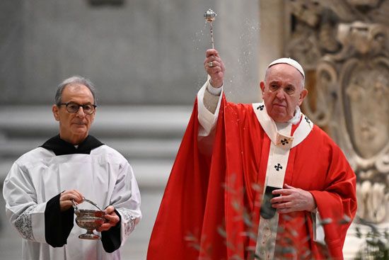 البابا فرنسيس يبارك الحضور أثناء قيادته قداس أحد الزعف