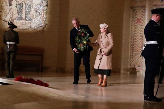 رئيس الوزراء الأسترالي سكوت موريسون وزوجته جيني موريسون  يضعان إكليلا من الزهور على قبر الجندي الأسترالي المجهول