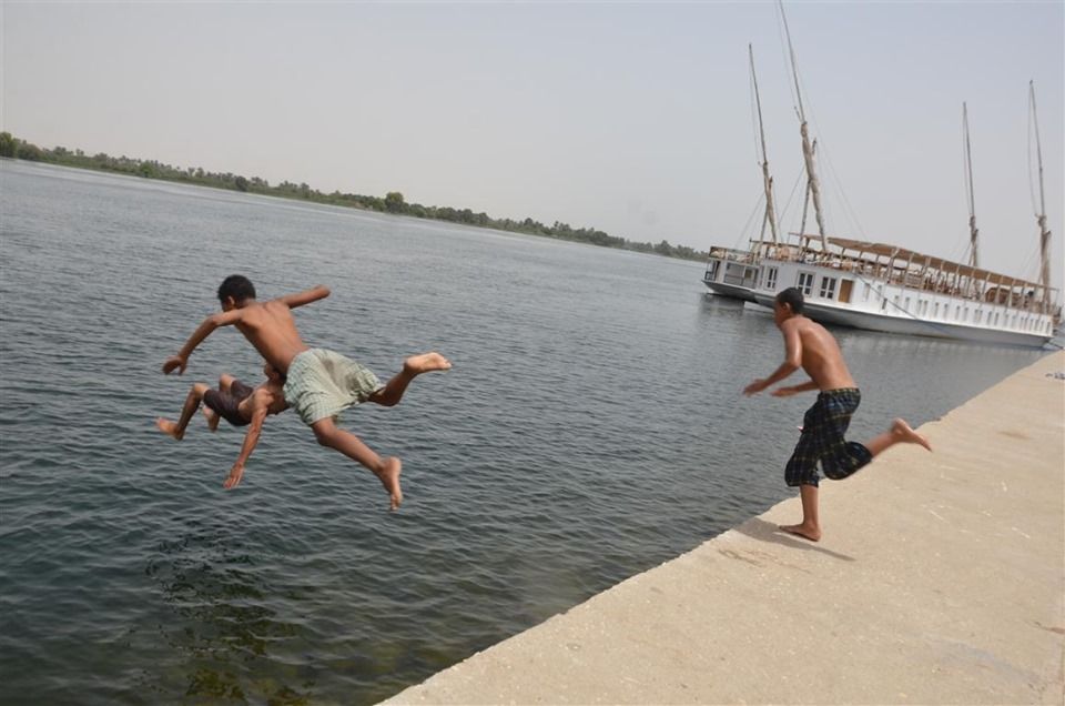 جانب من الأطفال خلال القفز بالمياه