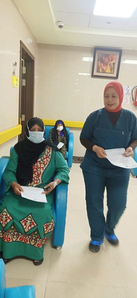 قيادات المستشفى خلال توزيع نتيجة التحاليل الأخيرة للمتعافين