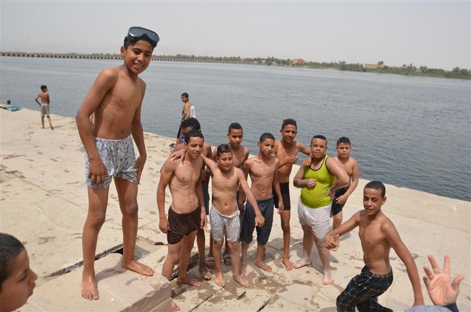 الأطفال يتوافدون يومياً على النيل بالأقصر