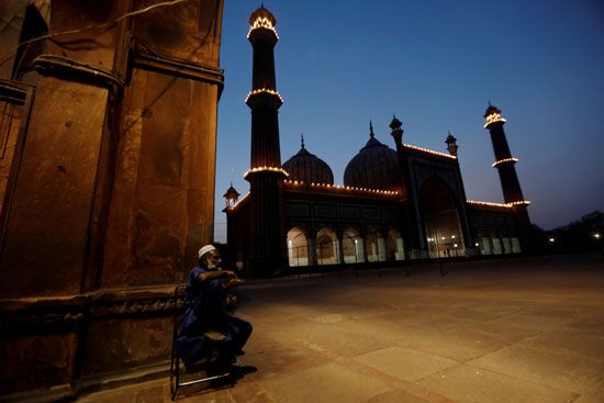 مسجد-خالى-وقت-آذان-المغرب-فى-العاصمة-الهندية