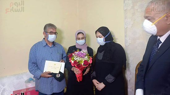 أسرة الممرضة صفاء محمد بالإسكندرية تتسلم هدية الرئيس (1)
