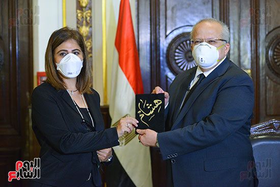 رئيس جامعة القاهرة يكرم أسرة شهيد الجيش الأبيض بقصر العينى (7)