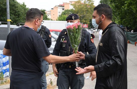أحد المصليين يقدمون الورود لرجال الشرطة