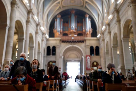 المصليين داخل الكنيسة فى العاصمة الفرنسية