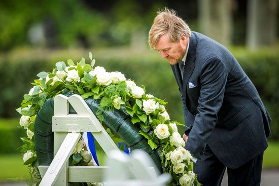 ملك هولندا يضع باقة من الزهور أمام مقبرة ضحايا الحرب