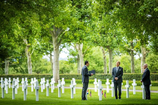 ملك هولندا أمام مقبرة ضحايا الحرب