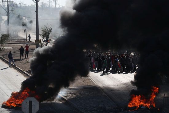 المتظاهرون يشعلون الحرائق فى الشوارع