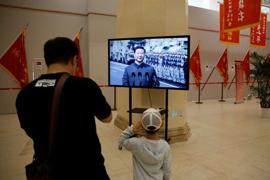 طفل يؤدى التحية العسكرية للرئيس الصينى أثناء زيارته للمتحف