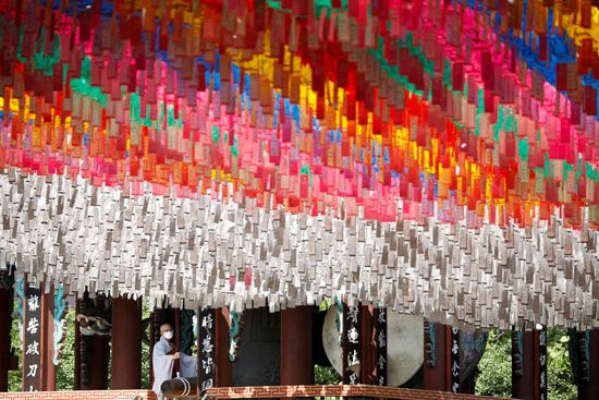 معابد كوريا الجنوبية تحتفل بعيد ميلاد بوذا