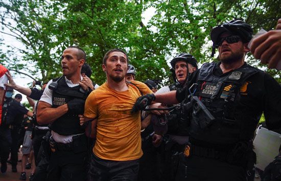 الشرطة تعتقل أحد المشاركين فى المسيرة المتجهة للبيت الأبيض