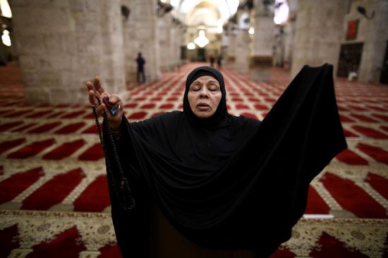 سيدة تصلى داخل المسجد الأقصى