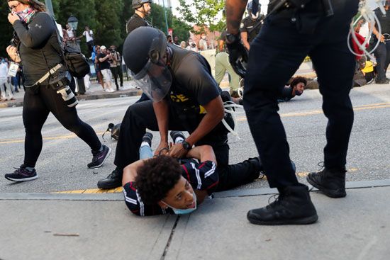 اعتقال أحد المحتجين