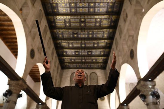رجل يرفع يديه للسماء فى المسجد الأقصى