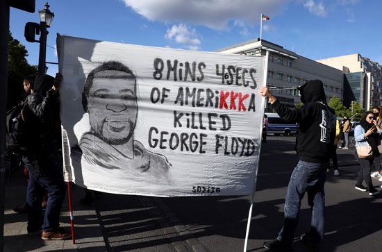 لافتة تحمل صورة جورج فلويد وشعارات ضد العنصرية