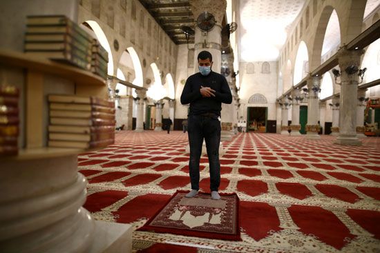 شاب يصلى داخل حرم المسجد