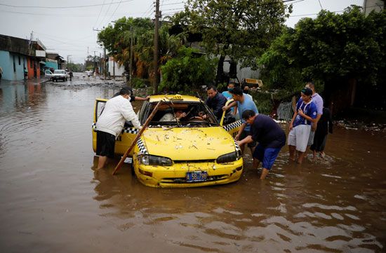 سيارة عالقة فى مياه الامطار