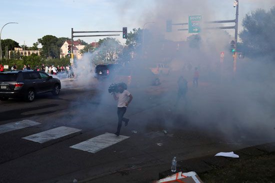 اطلاق الغاز المسيل للدموع ضد المحتجين