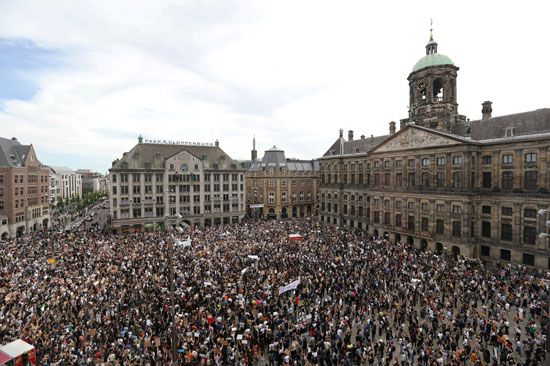 مئات المتظاهرين فى أمستردام