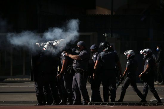 الشرطة تطلق الغاز لتفريق المتظاهرين
