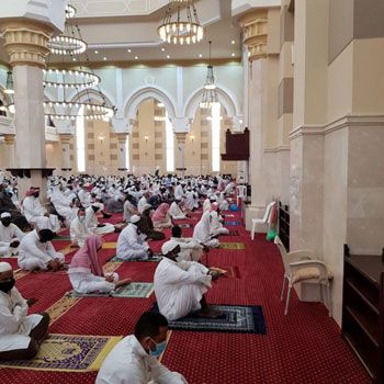 مصلون بمساجد مكة
