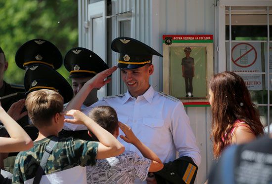 أطفال يحيون الخريجين بعد حفل الدبلوم في الأكاديمية العسكرية في روسيا البيضاء