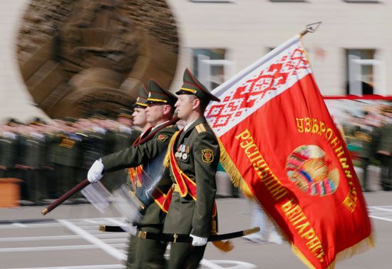 الضباط البيلاروسيون يسيرون بعلم أثناء حفل الدبلوم في الأكاديمية العسكرية في روسيا البيضاء