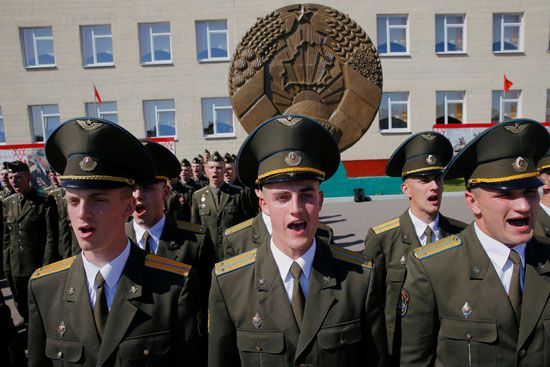 الخريجون يقفون في الطابور خلال حفل الدبلوم في الأكاديمية العسكرية في روسيا البيضاء