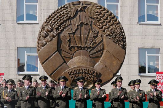 الخريجون يقفون في الطابور أثناء حصولهم على دبلومات في الأكاديمية العسكرية في روسيا البيضاء
