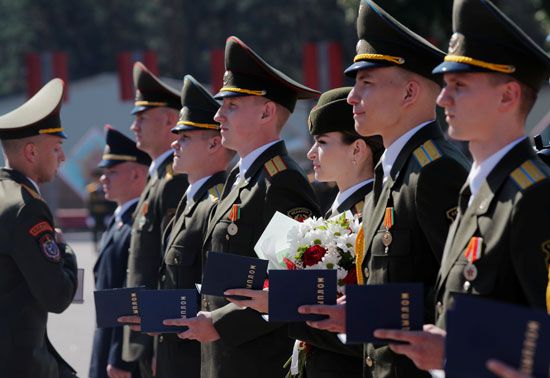 الخريجون يقفون في الطابور بعد حصولهم على الدبلومات في الأكاديمية العسكرية في روسيا البيضاء ، وسط تفشي مرض فيروس