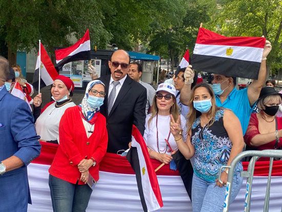 الجالية المصرية بنيويورك تحتفل بذكرى ثورة 30 يونيو أمام الأمم المتحدة (3)