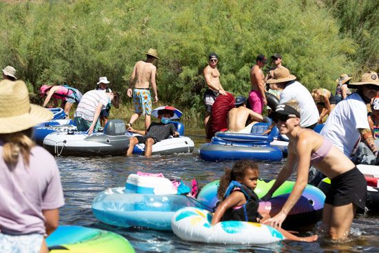 أمريكيون يحتشدون للسباحة داخل نهر بولاية أريزونا