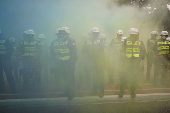 الشرطة-تطلق-الغاز-لتفريق-المحتجين