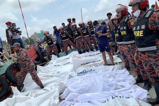 جثامين الضحايا على متن قارب الإنقاذ بالنهر