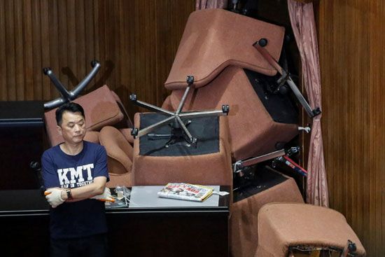 نواب المعارضة داخل قاعة البرلمان التايوانى