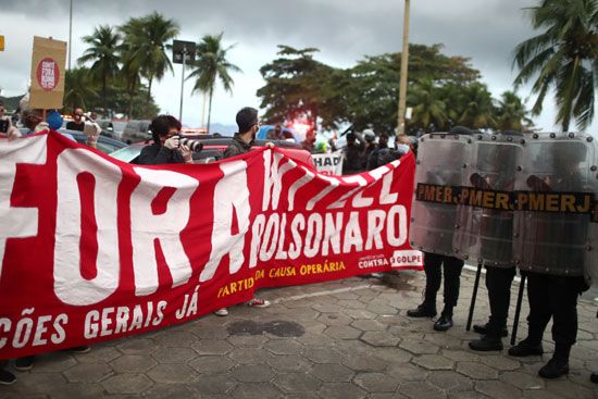 الشرطة-تتصدى-للمحتجين-فى-البرازيل