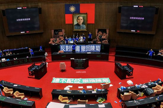 نواب المعارضة التايوانية يحتلون البرلمان
