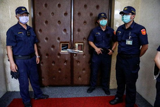 الشرطة التايوانية أمام أبواب قاعة البرلمان