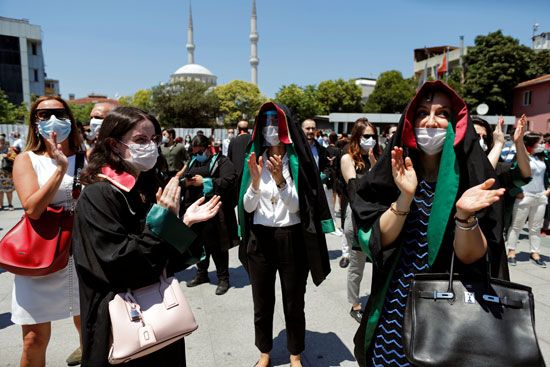 المحاميات يتظاهرن ضد أردوغان