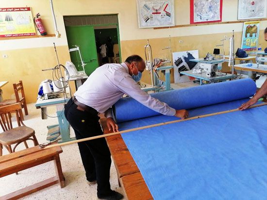 20 معلما بشمال سيناء تطوعوا لإنتاج 6000 كمامة خلال 3 أسابيع (6)