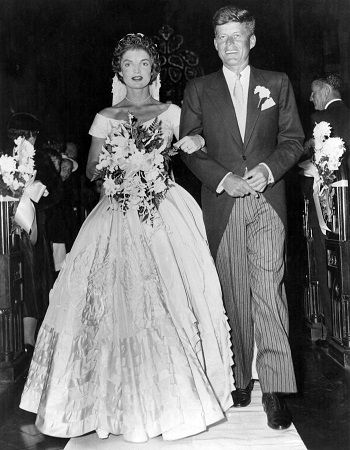 فستان زفاف جاكلين كينيدي المنفوش في الخمسينات