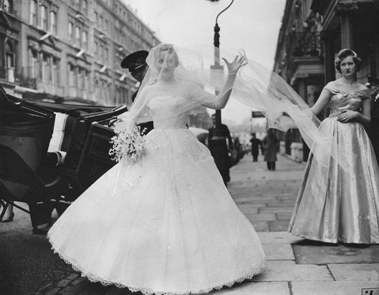 فستان زفاف كب منفوش في الخمسينات