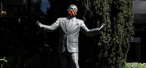 تمثال لتوني بينيت