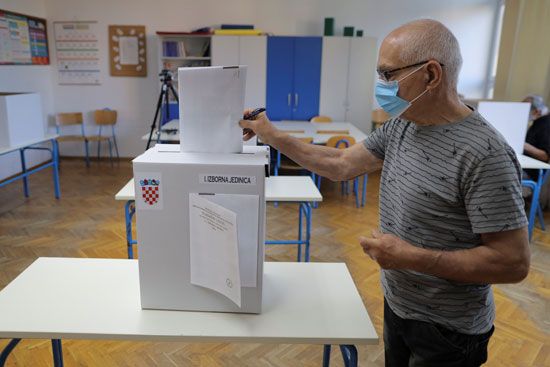 رجل يدلى بصوته فى الانتخابات