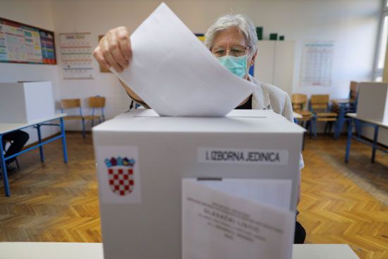 سيدة تدلى بصوتها فى الانتخابات البرلمانيه الكرواتية