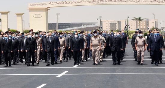 الرئيس السيسي فى يتقدم جنازة الفريق العصار (2)