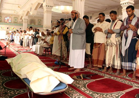 الصلاة على أحد ضحايا كورونا فى اليمن
